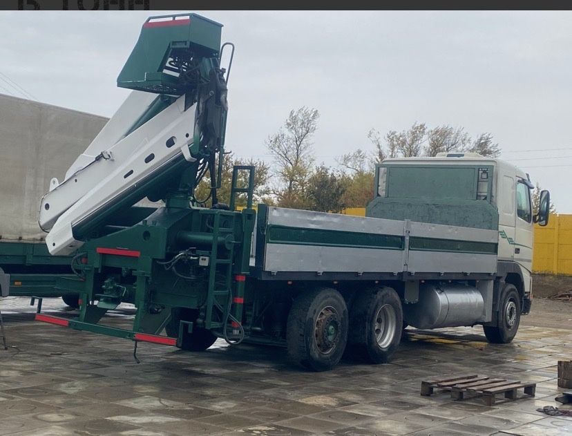 Манипулятор қызмет көрсетеді