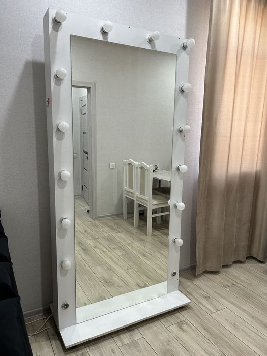 Зеркало с лампами