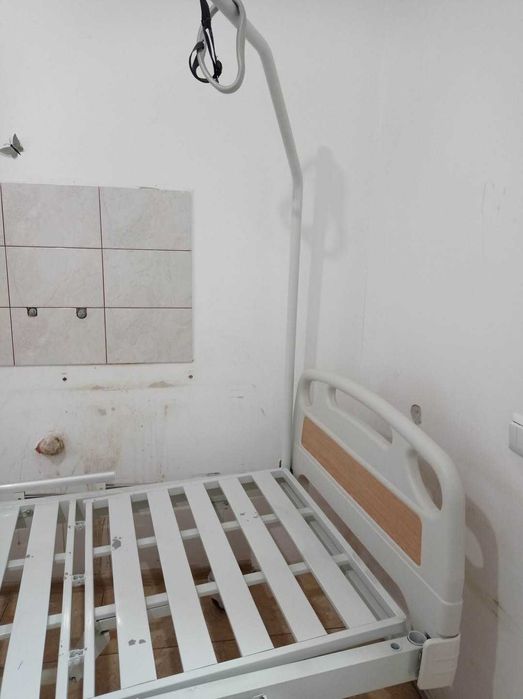 Механично болнично легло  и помощни средства