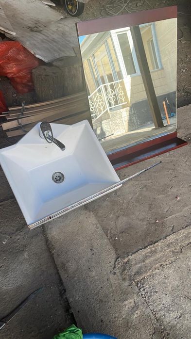 Раковина и зеркала для ванны