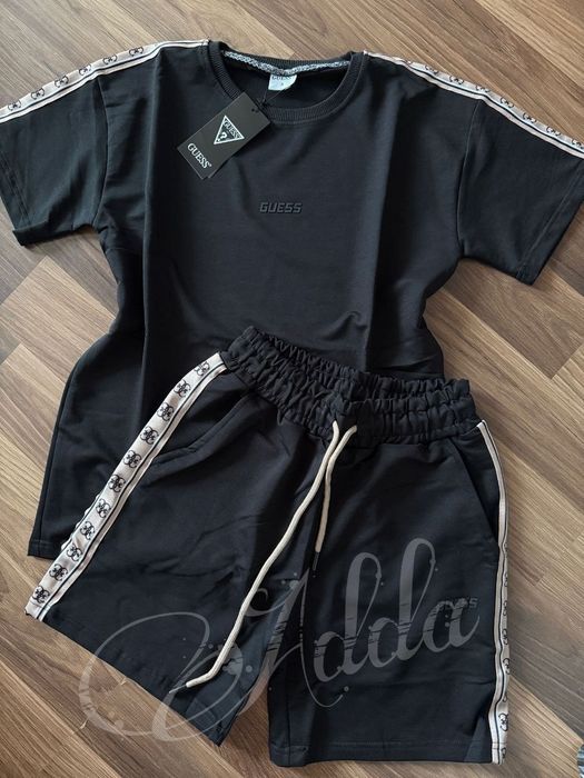 Compleu Guess 
Marimi M 
Pret redus 220