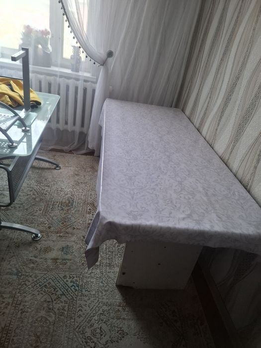 Продам уголок и  стол