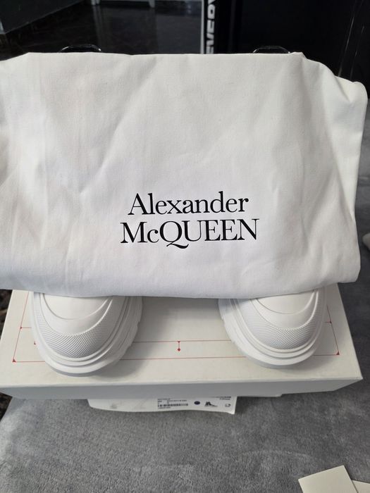 Alexander Mcqueen pentru femei.