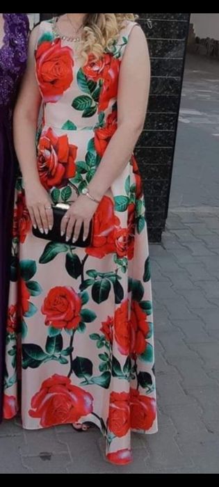Vând rochi marime M .Nu ofer livrare decat in Baia Mare.
