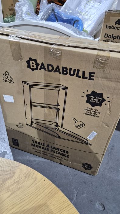 Masă de înfășat Badabulle, montaj pe perete, nouă, nefolosită.