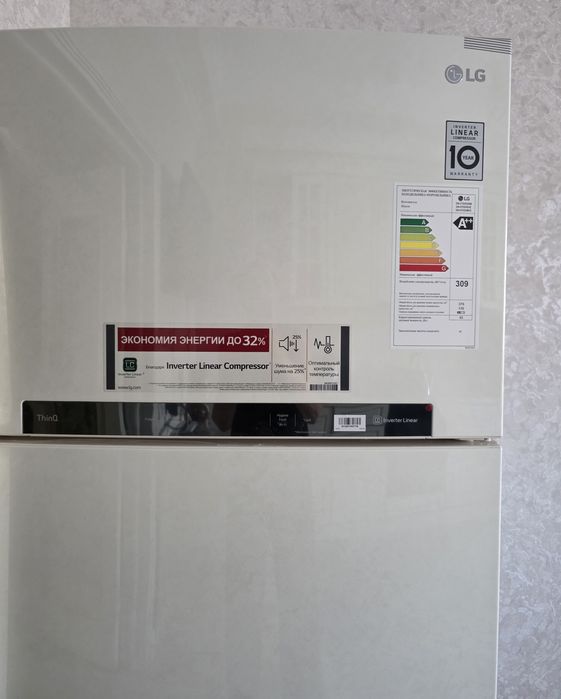 Холодильник современный, прекрасного дизайна