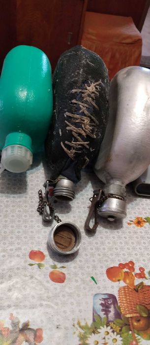 3 манерки за вода и 5 стъклени бутилки 0.7л със дървена стълба