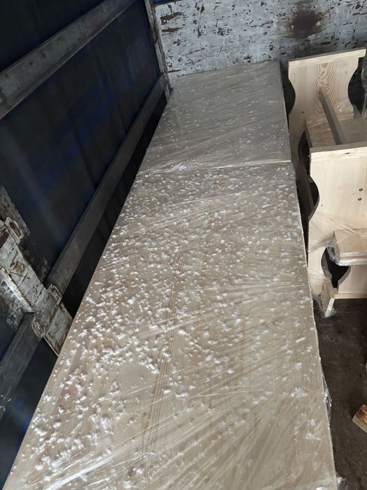 Дървени маси и пейки