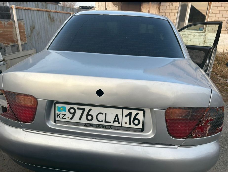 Продам машину мицубици каризма