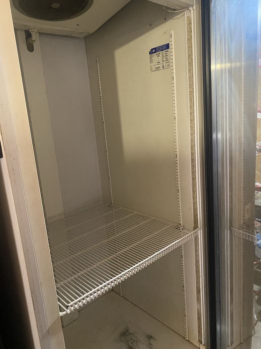 Продам холодильную витрину