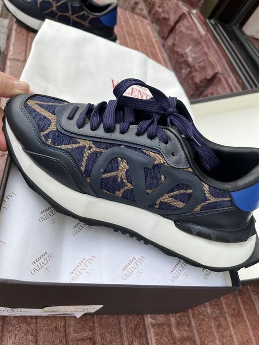 Кроссовки Валентино