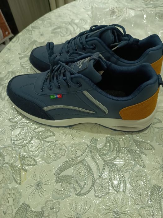 Продам кроссовки новые