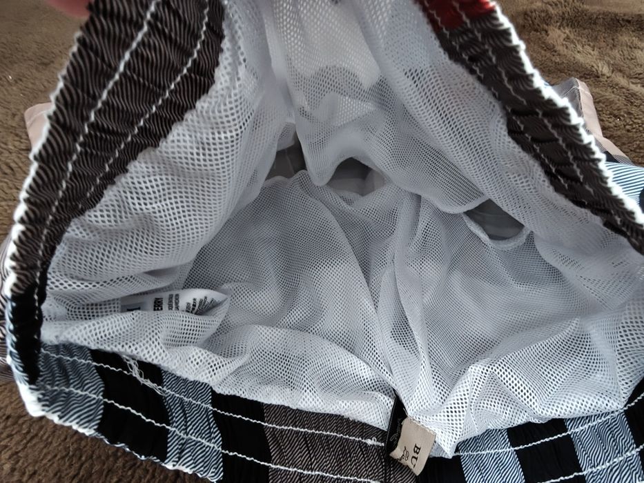 Pantaloni scurti Burberry L mici (M) si XL (L)