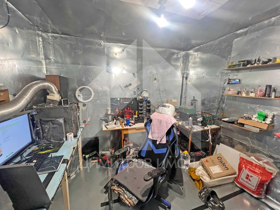 Продава самостоятелна двуетажна къща с двор от 600 м2 и ГАРАЖ. Център!