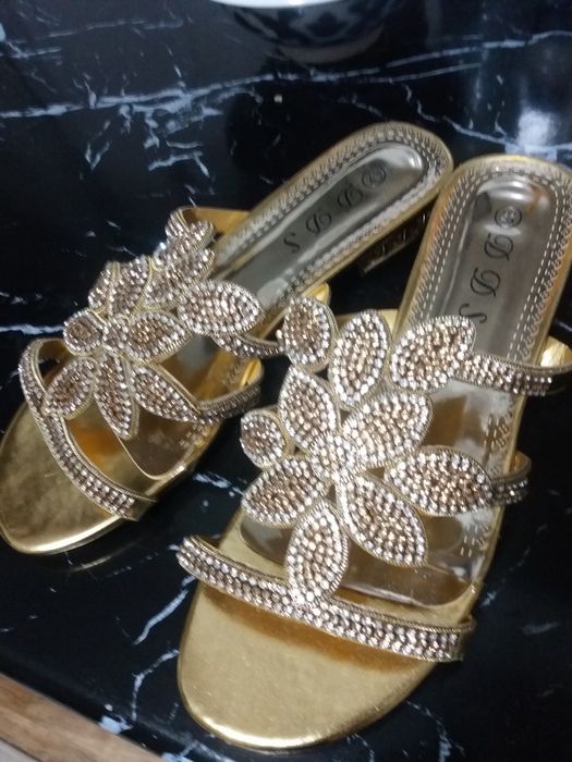 Срочно! Обувь басаножки-шлепки 37 разм.привозные!Индия. На сарпу. Расп