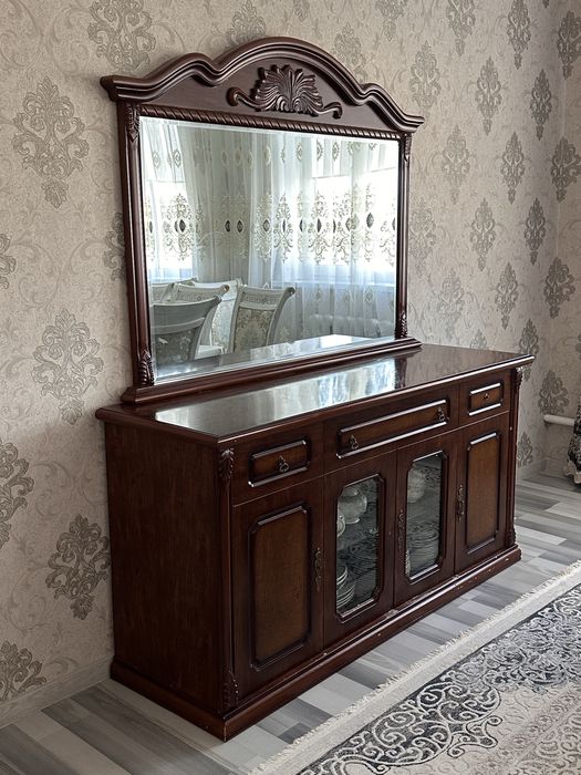 Мебельный буфет для зала в отличном состоянии
