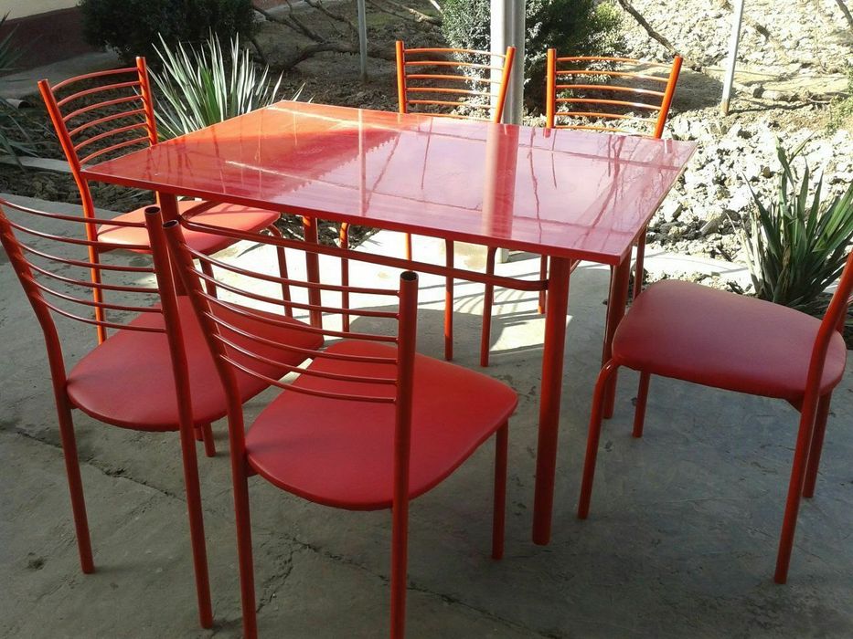 Кухонный стол и стулья