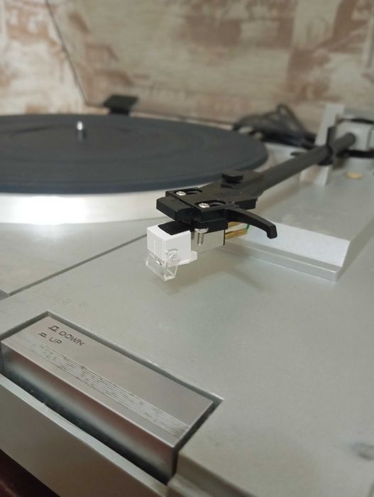 Продам проигрыватель винил дисков HITACHI.