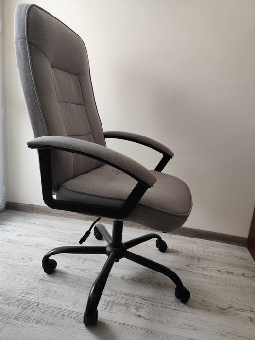 Офис стол с колеца jusk