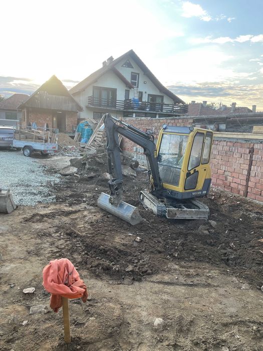Inchiriere miniexcavator și transport basculabil