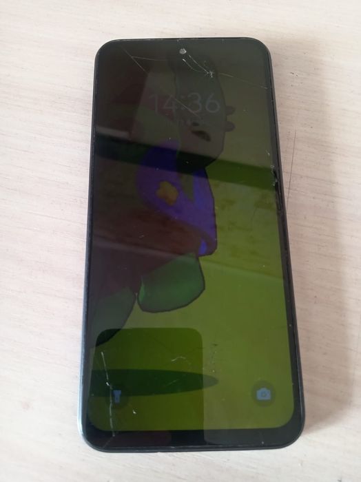 Продам телефон в среднем состояние