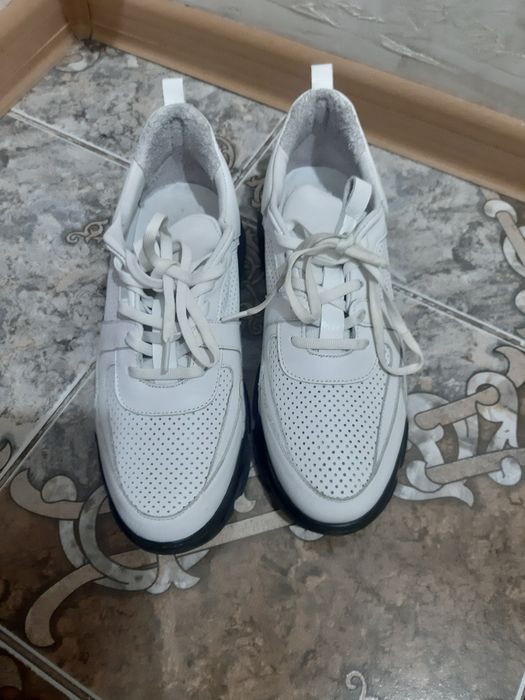 продам кроссовки