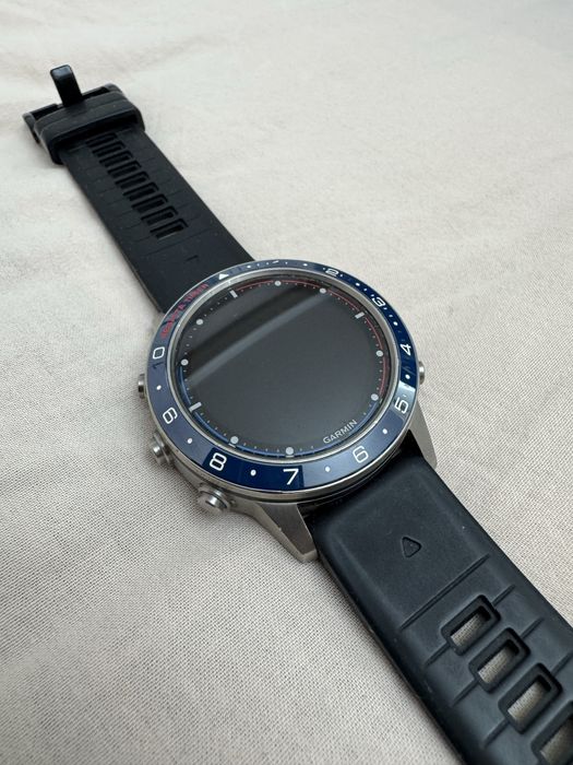Мультиспортивные часы Garmin Marq Captain
