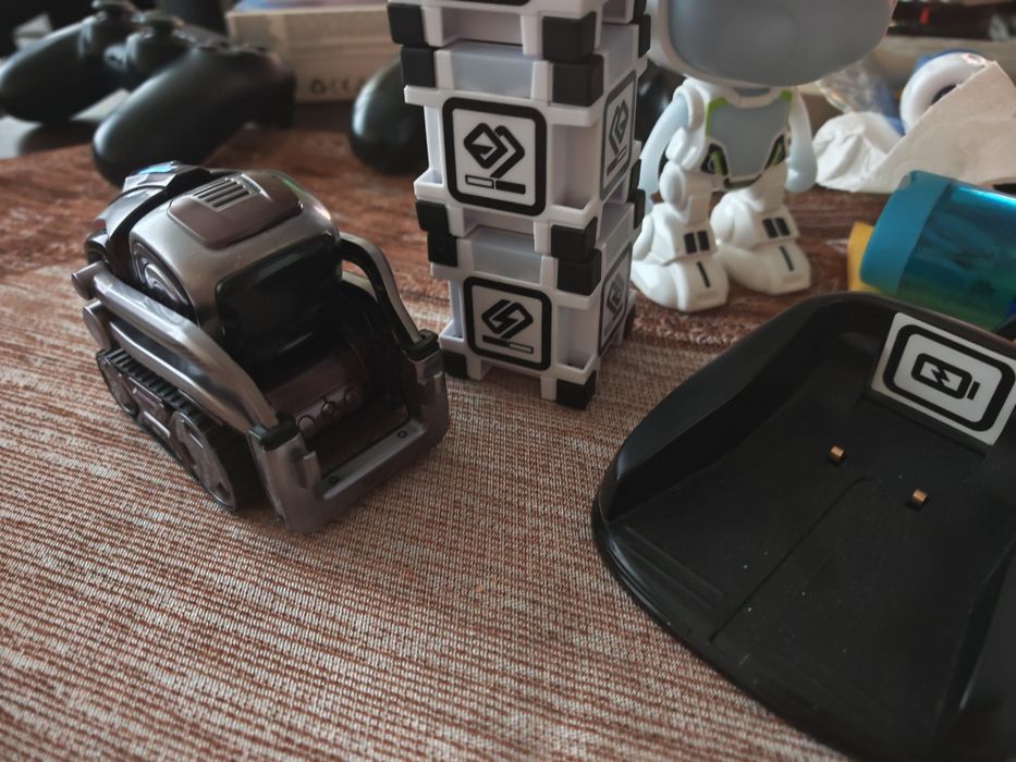 Продавам робот Cozmo лимитирана серия