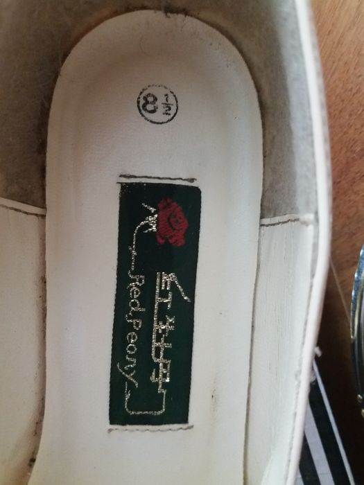 Продаются женские туфли.