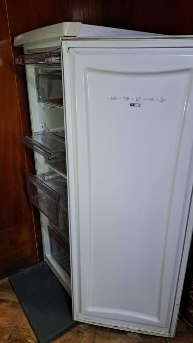 Вертикален фризер с чекмеджета NEO