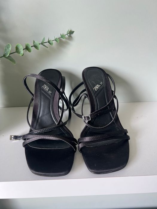 Обувки на висок ток