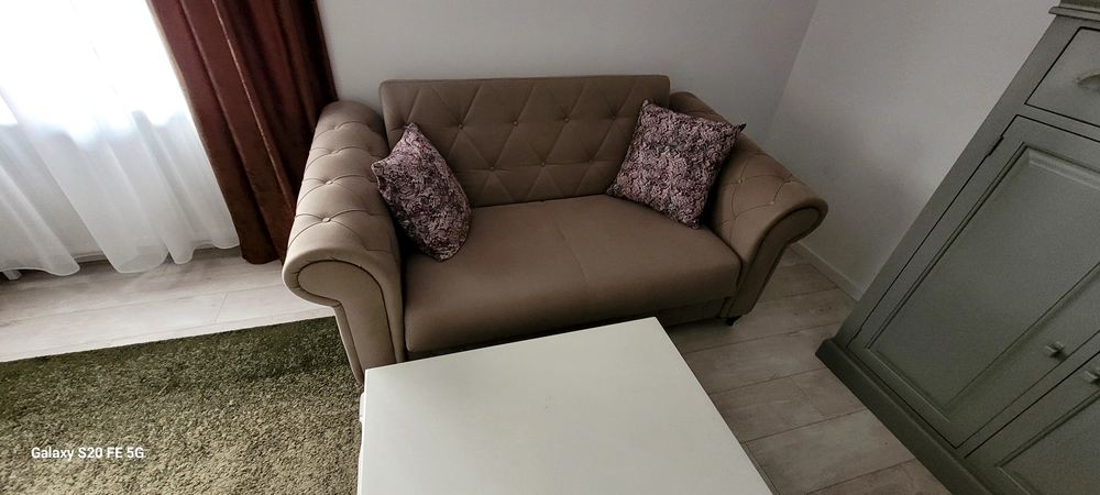 De vânzare 2 canapele cu 3  respectiv 2.locuri extensibile