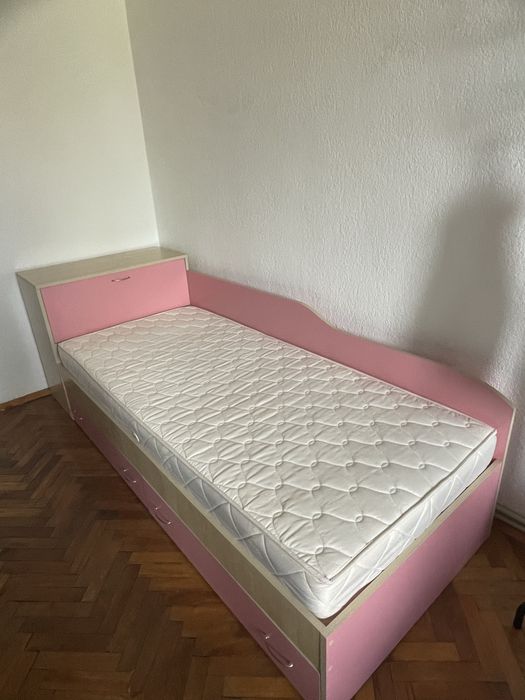 Детско легло в розов цвят