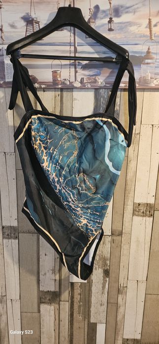 Цял бански и парео.