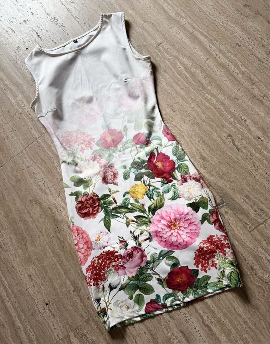 Бяла къса рокля с цветя