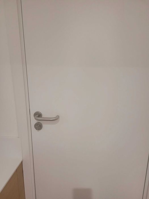 Продавам бели врати