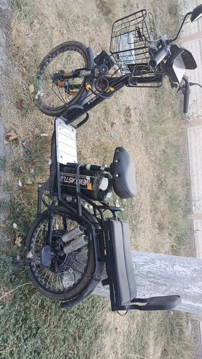 Elektroskuter qora