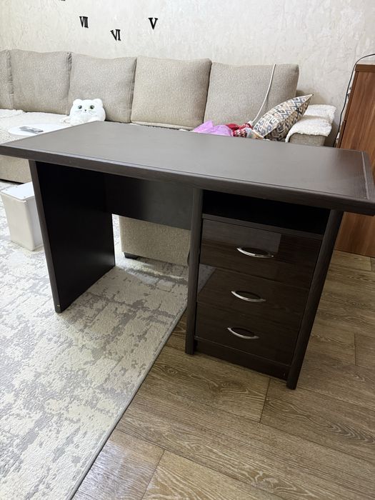 Письменый стол с тумбой