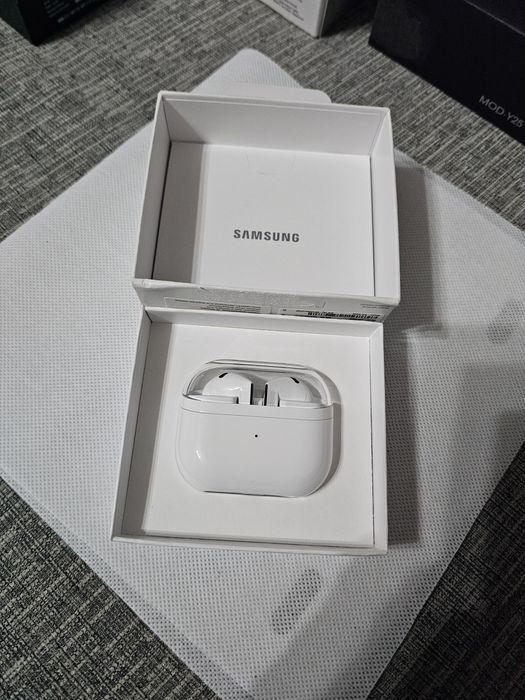 Buds 3 noi primite cadou