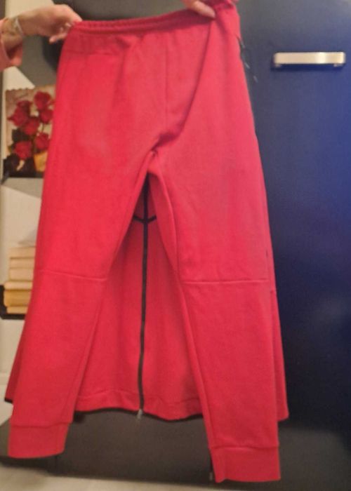 Червен спортен екип