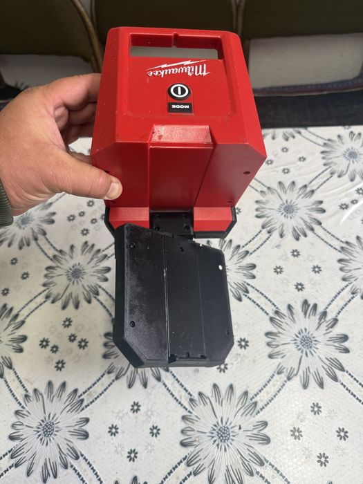 Акумулаторна лампа MILWAUKEE M18PAL