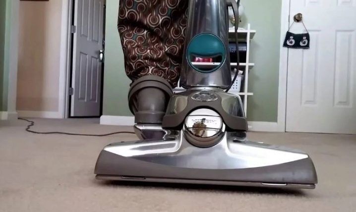 Почистване и пране на килими и мека мебел по домовете..