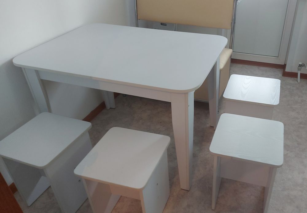 Кухонный стол и 4 табурета