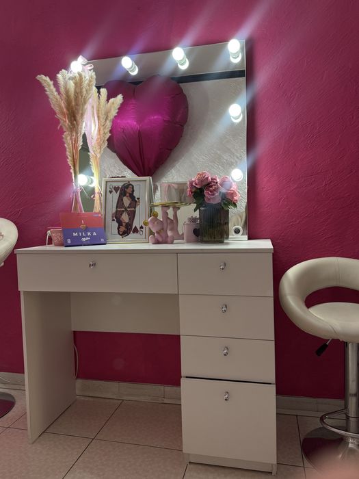 Сдается визажный  стол для мастера бровиста или визажиста