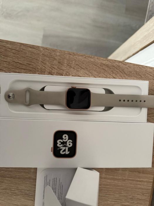 Продам часы Apple watch SE