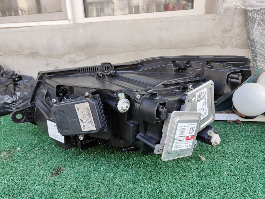 Far bi-xenon adaptiv Led Skoda Superb 2