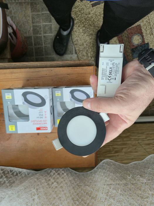 Spot led incastrat cu lumina galbena si alba , rezistent la umiditate