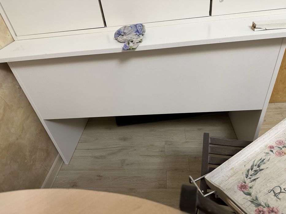 Продам стол икеа б/у, есть царапины