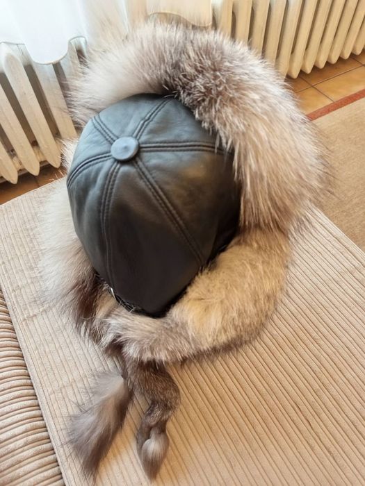 Шапка ушанка сребърна лисица и черна лисица