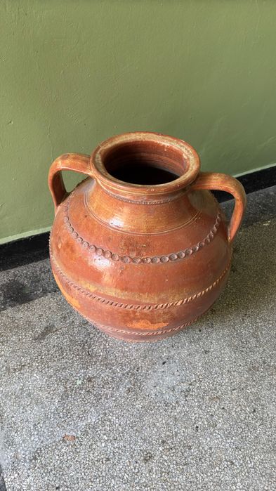 Керамична Ваза, около двадесет литра обем.